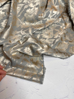 Костюмно-плательный трикотажный жаккард с эластаном (Girani, 77%ацетат/17%пэ/6%эластан, Бежевое золото/серо-голубые тюльпаны, 130, 225 гр/м2)