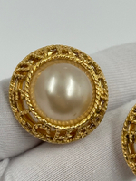 «Жемчужные» клипсы Chanel