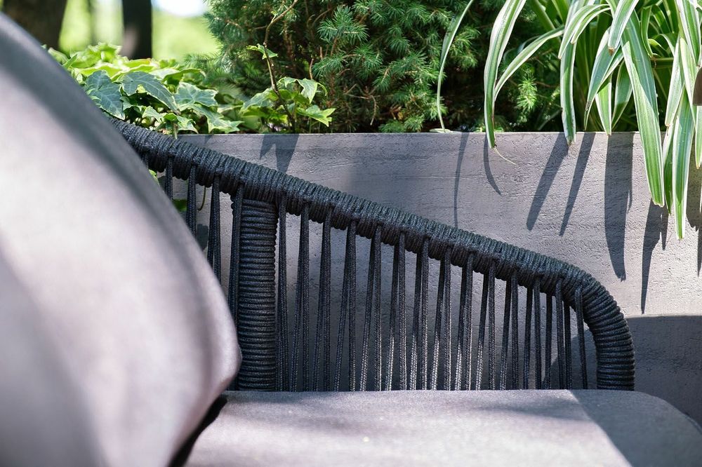 "Канны" диван 2-местный плетеный из роупа, каркас алюминий темно-серый (RAL7024) муар, роуп темно-серый круглый, ткань темно-серая 027