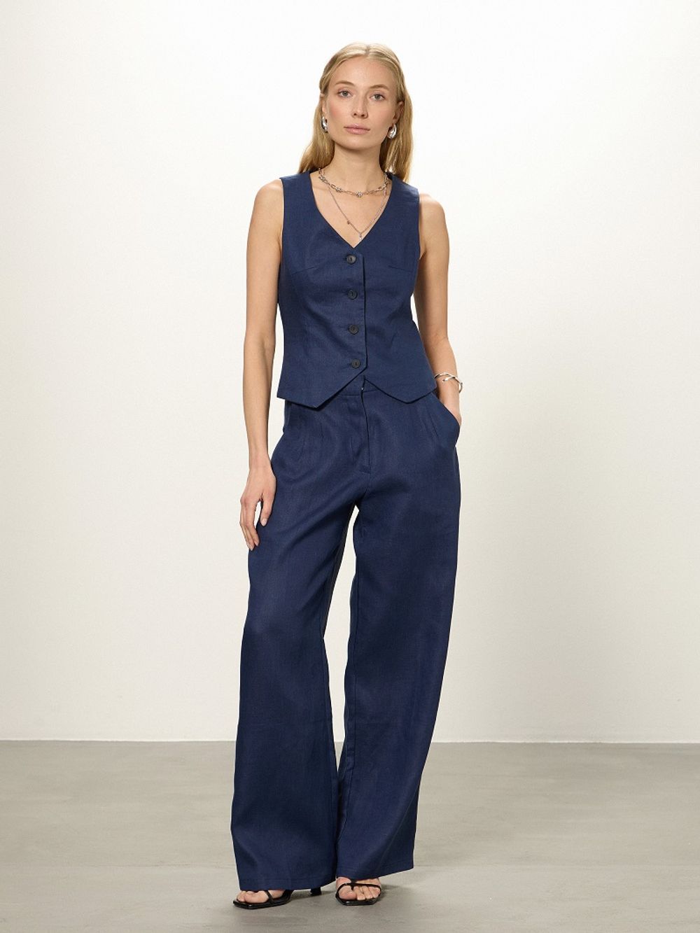 Жилет короткий синий лён