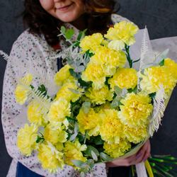 56. Жизнерадостный букет с диантусами и папоротником