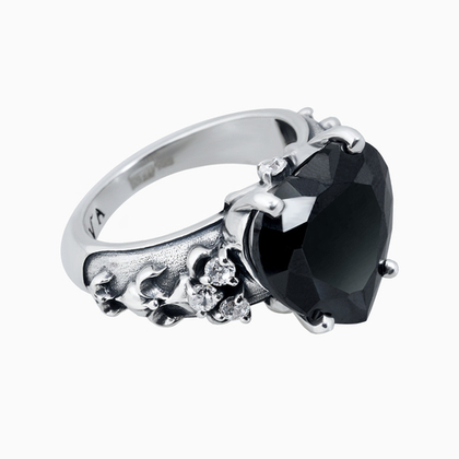 Серебряное кольцо с черным фианитом огранки сердце