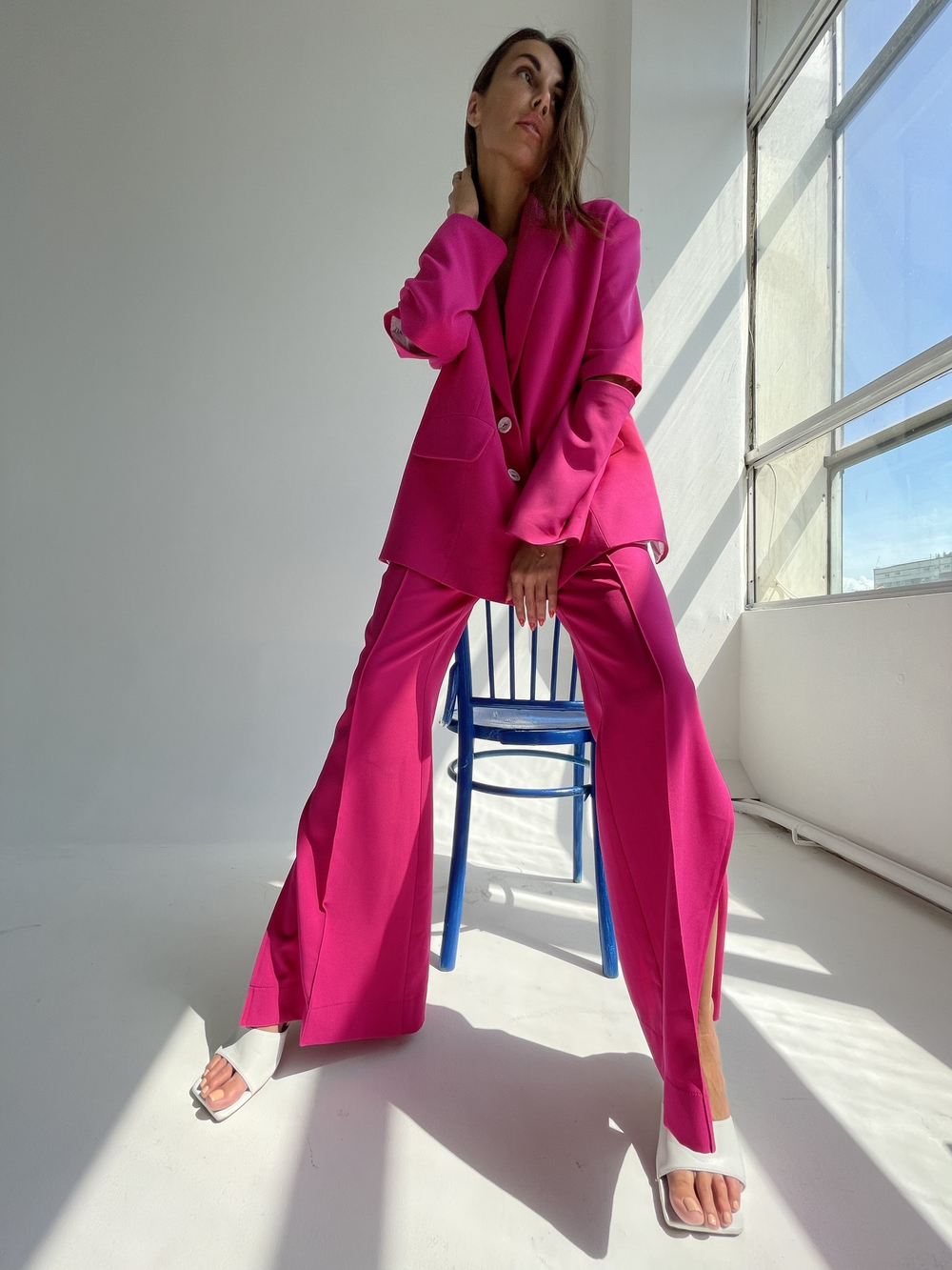 Брюки клеш с  разрезами по бокам в оттенке фуксия