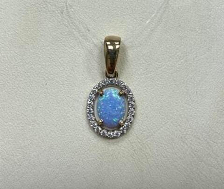 Подвеска из золота с опалами