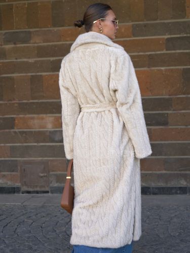 Длинная бежевая шуба из эко-меха