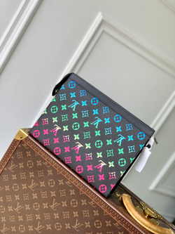 Louis Vuitton Pochette Voyage MM