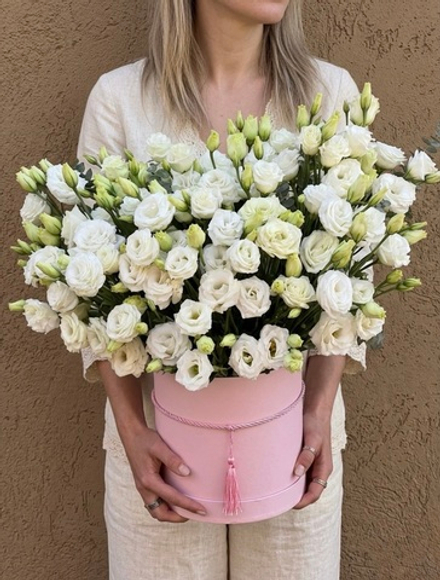 Белые эустомы в коробке