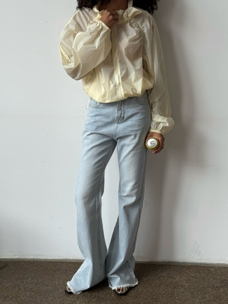 Светло-голубые джинсы-клеш