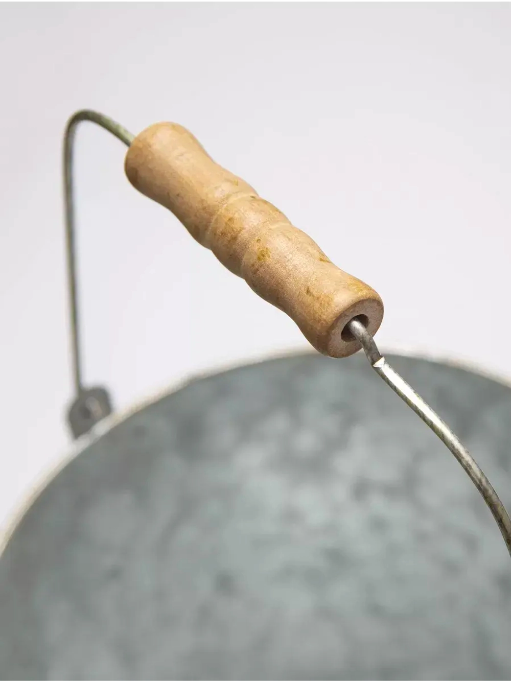 Винтажное металлическое кашпо с ручкой 26*16 см