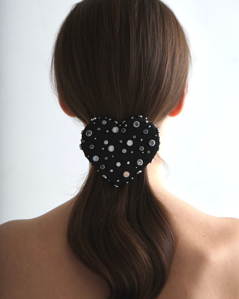 Заколка-сердце S из черного шелка с серебристыми клепками