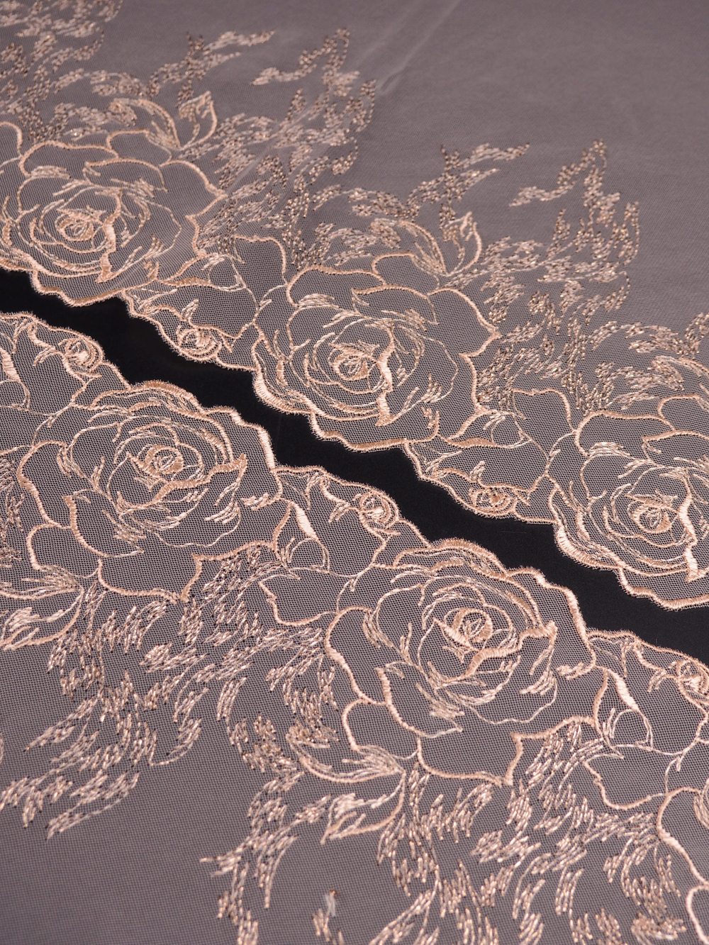 Вышивка на сетке пудрово-бежевая с люрексом неэластичная ширина 22 см ОТРЕЗЫ