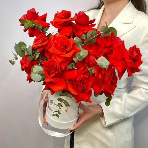 15 французских роз Нина с эвкалиптом в шляпной коробке. Цветы в коробке 008 Chalet Green