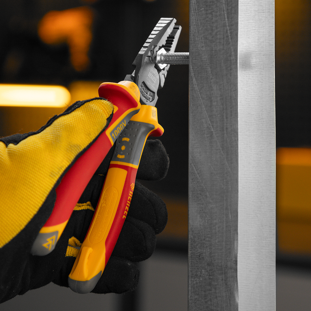 Плоскогубцы комбинированные, диэлектрические трехкомпонентные рукоятки до 1000 В, 180 мм Denzel