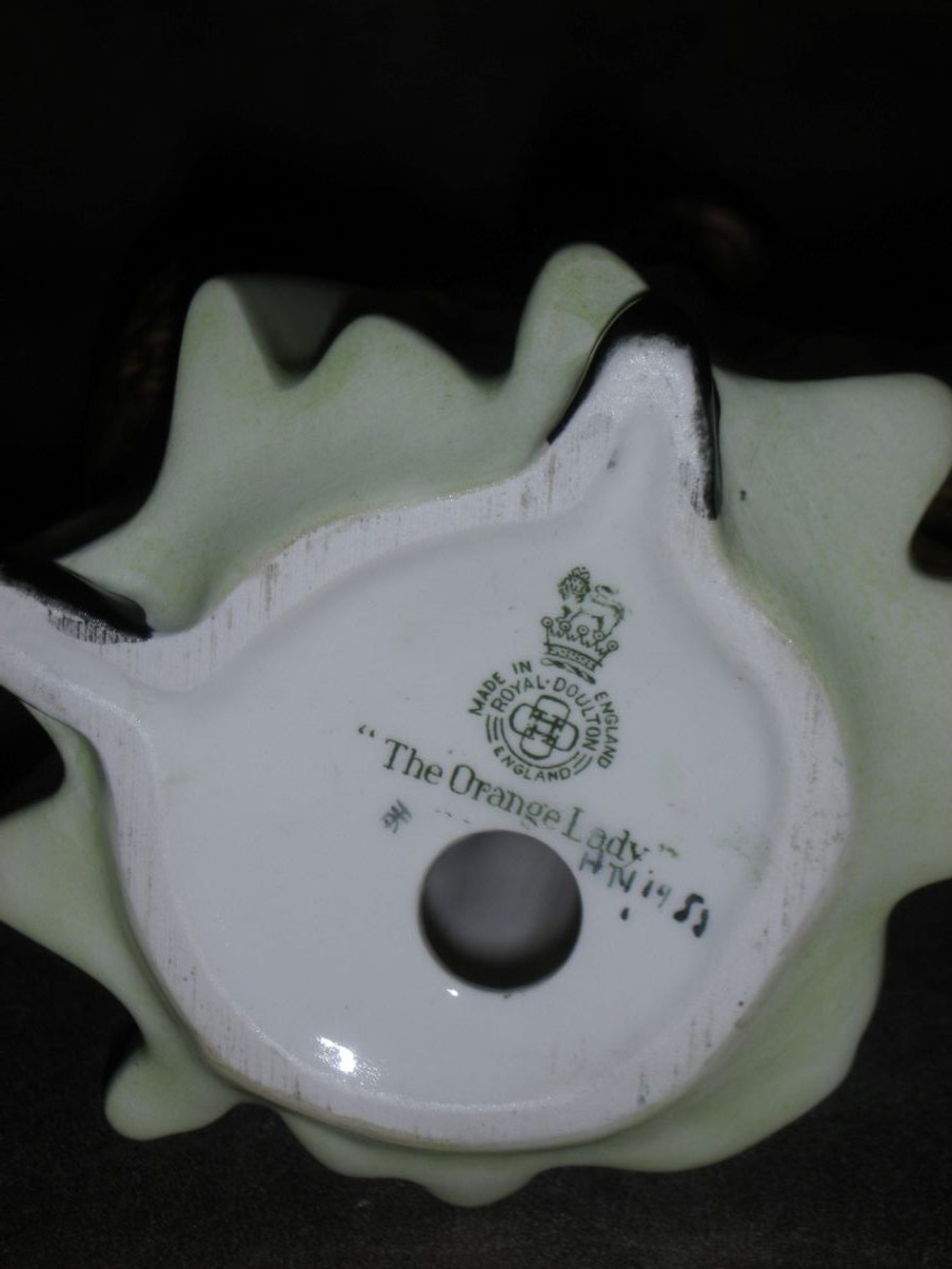 Статуэтка. Фарфор. Дама с апельсинами. Royal Doulton. Англия