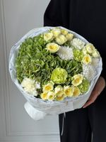Букет из кустовых пионовивидных роз, лизиантуса, маттиолы, гортензии и диантусов