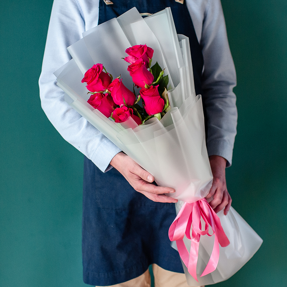 7 ярких высоких роз Эквадор в оформлении