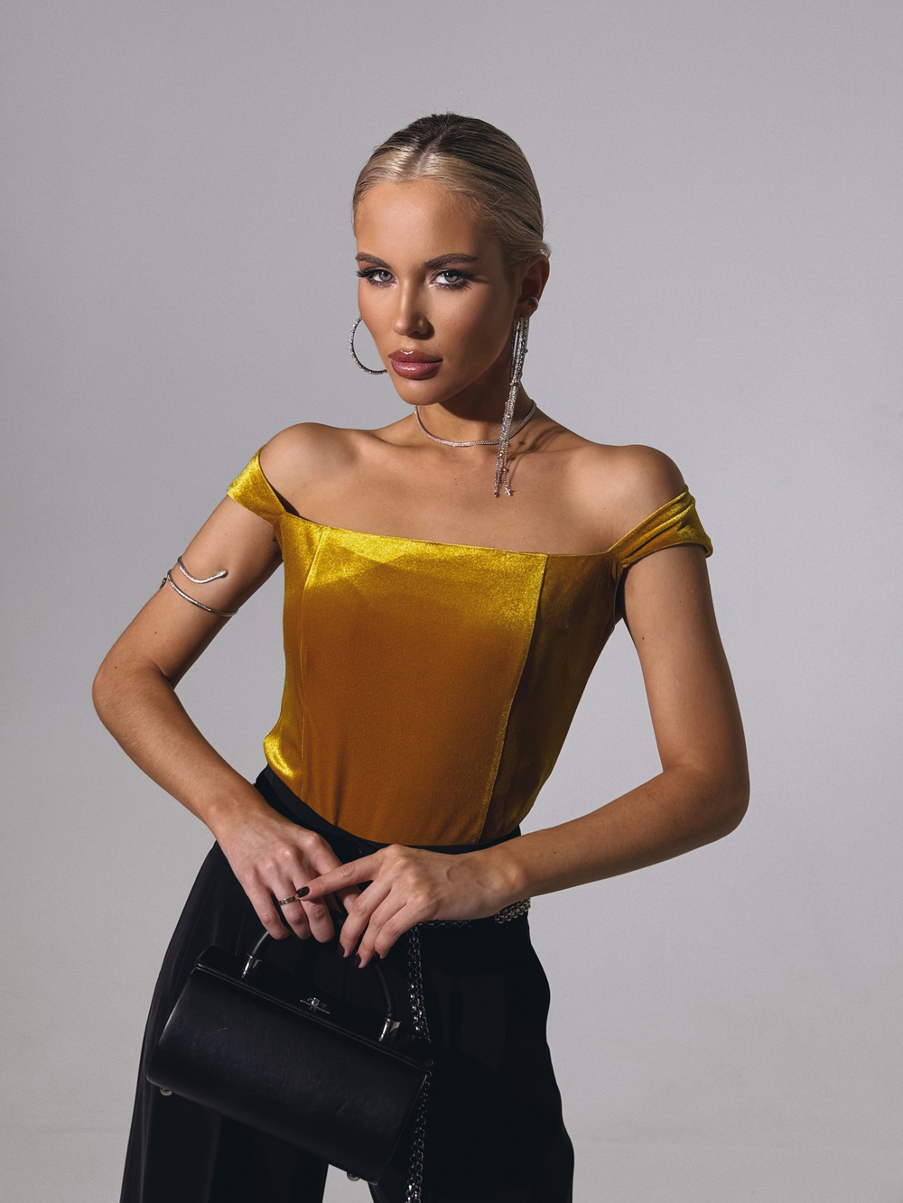 Топ из бархата с открытой спиной