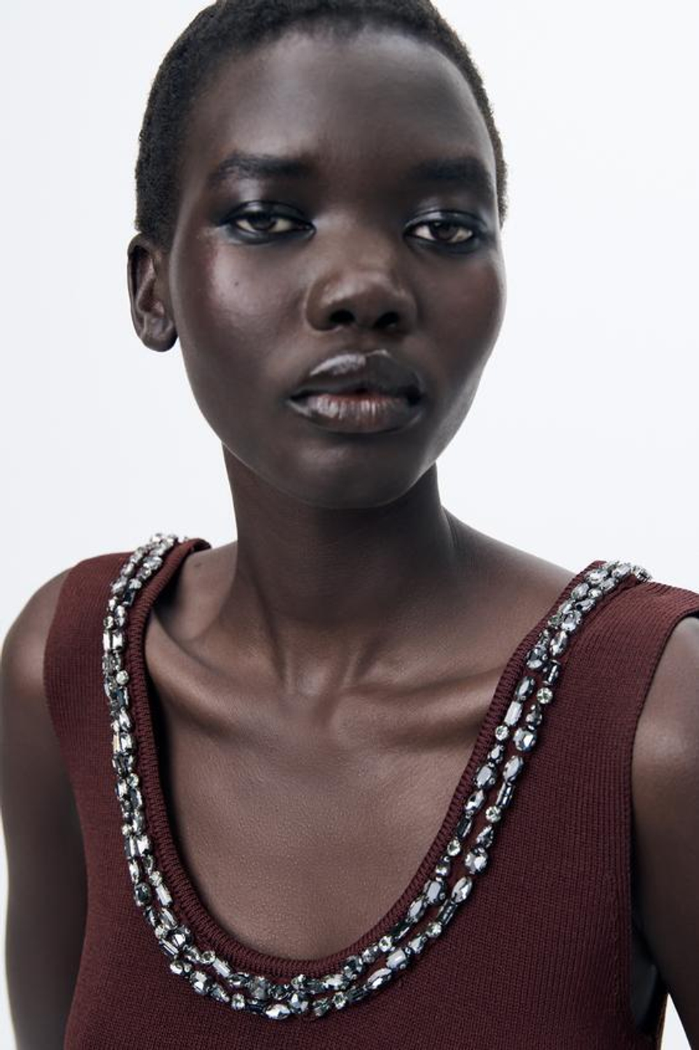 ZARA ОДНОТОННЫЙ ТРИКОТАЖНЫЙ ТОП СО СТРАЗАМИ, ЦВЕТ БУРГУНДСКОГО ВИНА