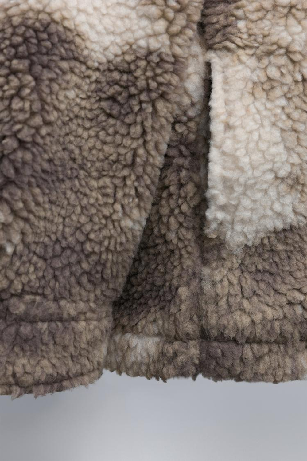 ZARA КУРТКА-РУБАШКА ИЗ ИСКУССТВЕННОЙ ОВЧИНЫ С ЗАПЛАТКАМИ В СТИЛЕ ТАЙ-ДАЙ, КОРИЧНЕВЫЙ