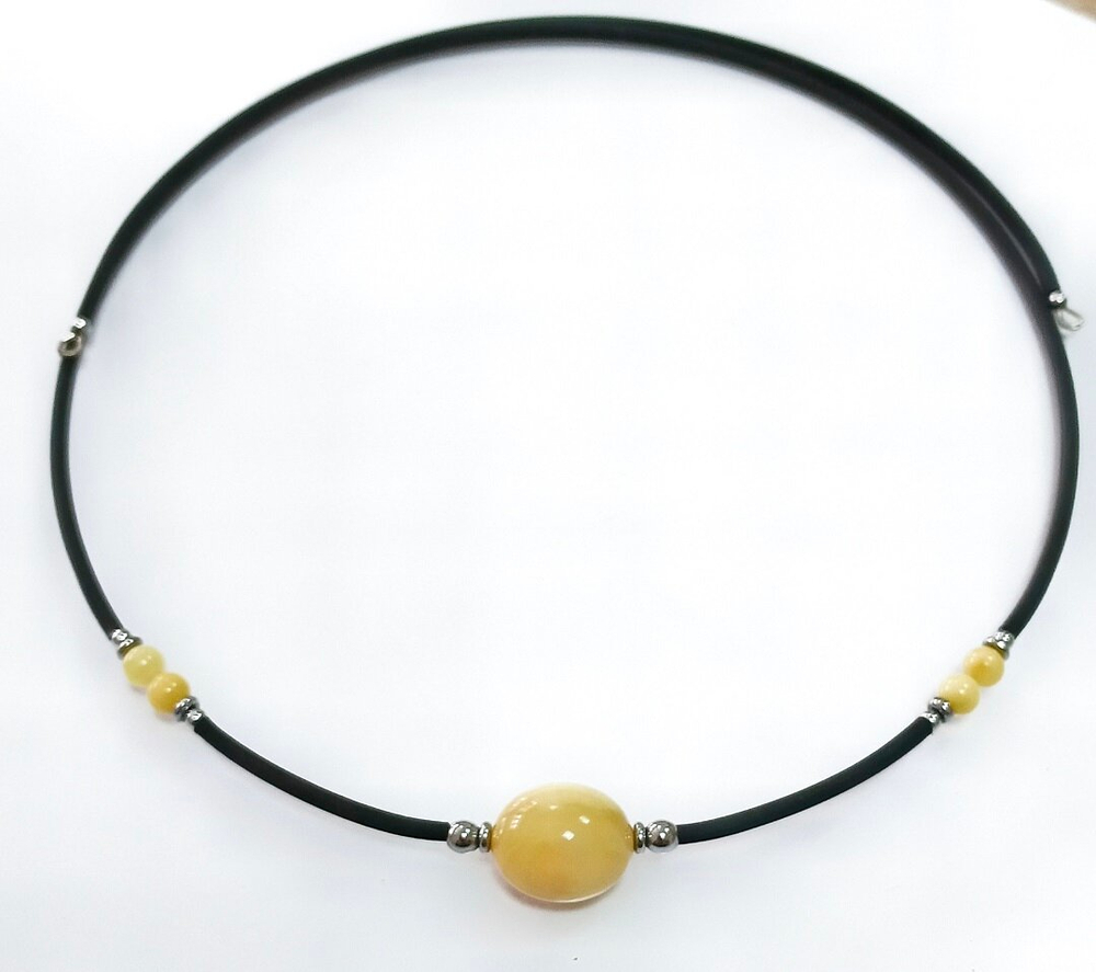 Чокер с янтарем из каучука