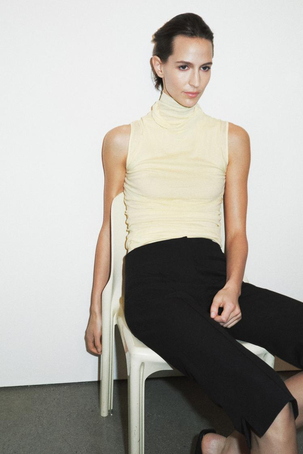 ZARA ФУТБОЛКА SUPIMA® С ВЫСОКИМ ВОРОТНИКОМ, ЦВЕТ СЛИВОЧНОГО МАСЛА