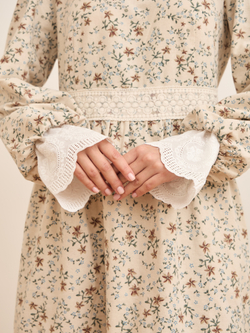 Платье с кружевными вставками