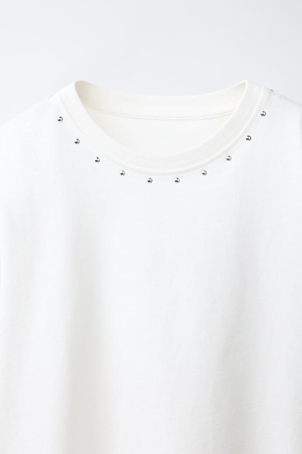 ZARA ФУТБОЛКА С БАХРОМОЙ И ЗАКЛЕПКАМИ, БЕЛЫЙ