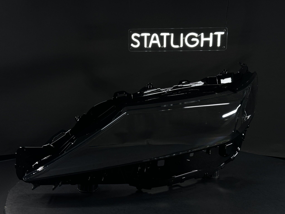 Левое стекло фары Toyota Camry XV70 рест 2017-2020