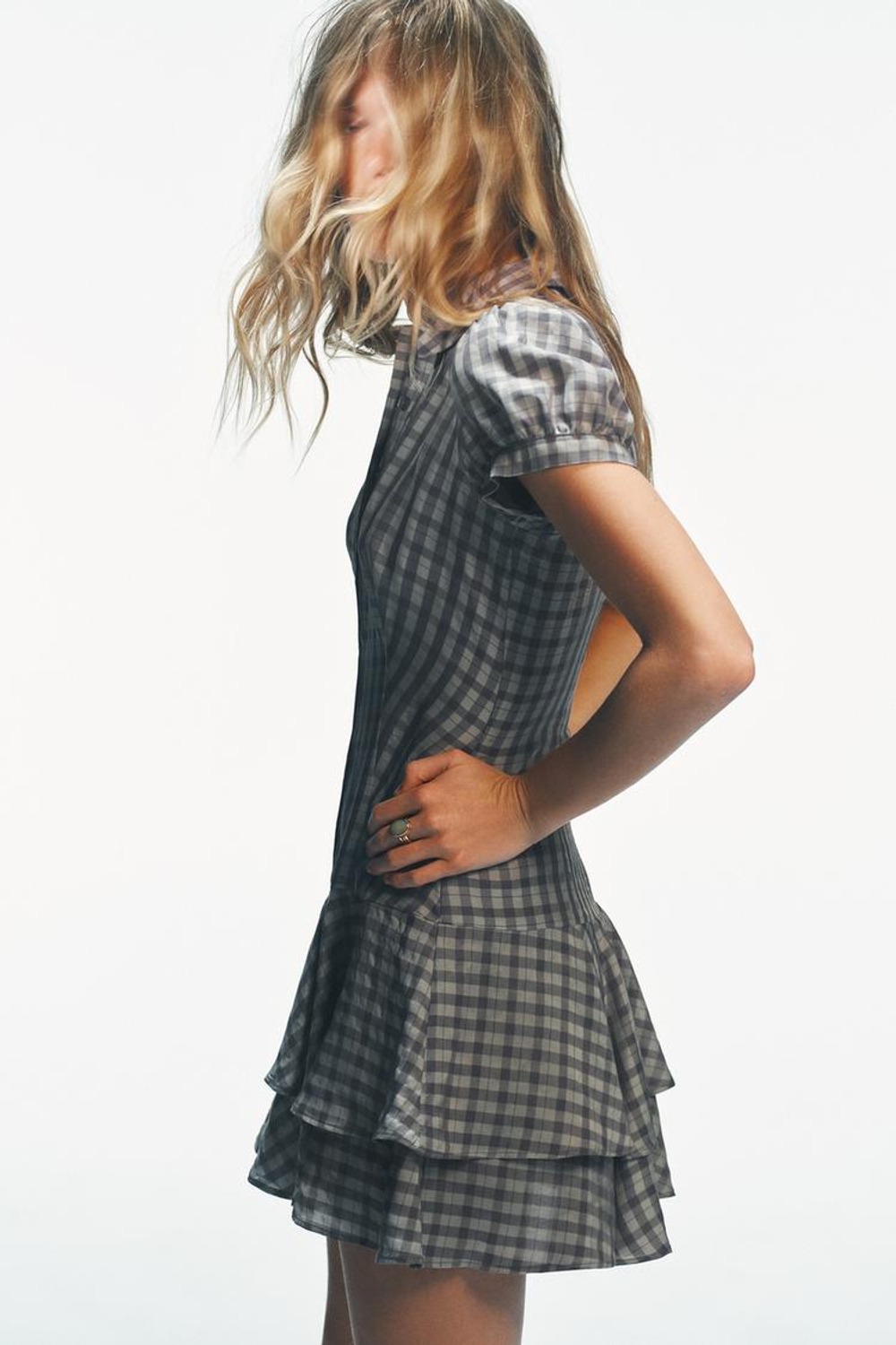 ZARA КОРОТКОЕ ПЛАТЬЕ В КЛЕТКУ С ВОЛАНАМИ, ОТТЕНКИ СЕРОГО
