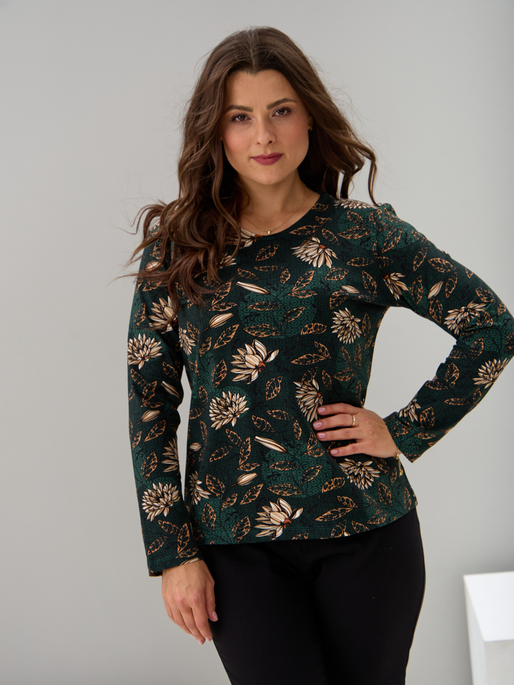 Лонгслив ЛНкл-081/изумрудный-хризантемы