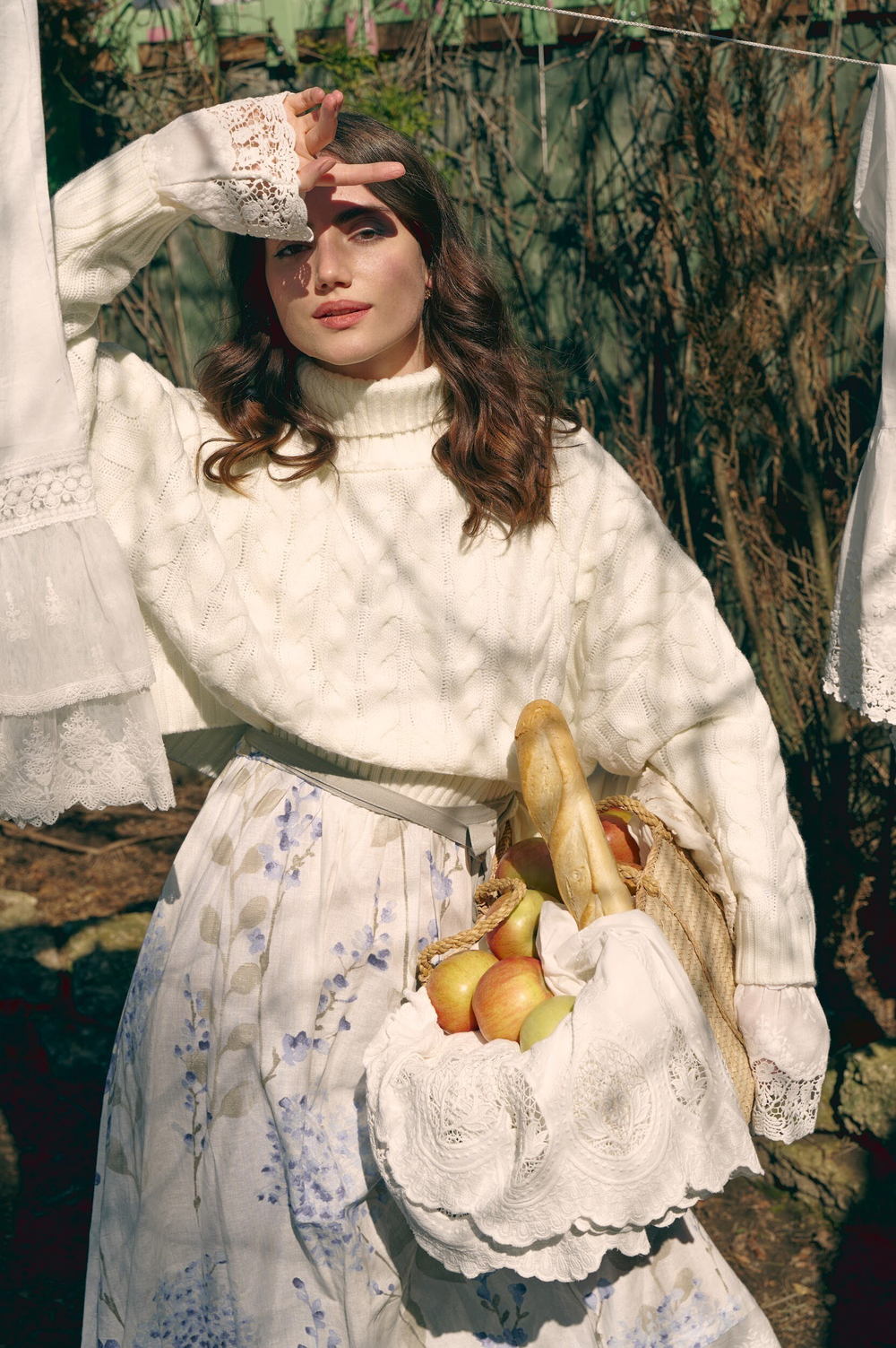 Платье белое с кружевом