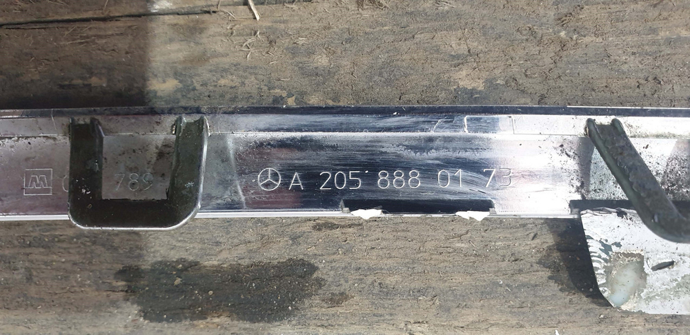 Молдинг решетки радиатора Mercedes C (W205) 14-18 Б/У Оригинал A2058880173