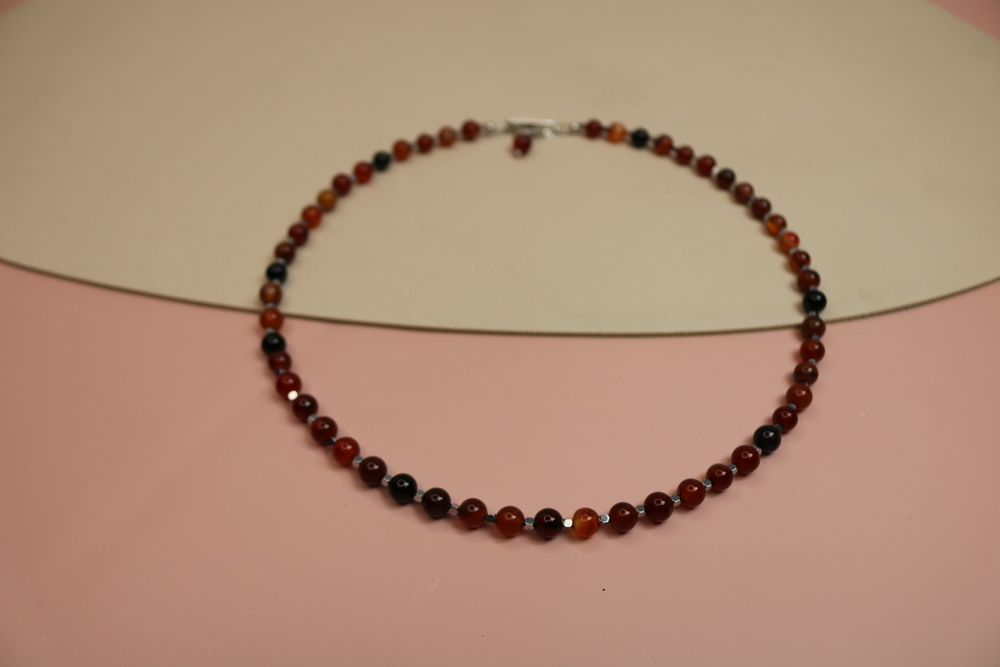 Чокер из натурального сердолика «Закатный ритм»