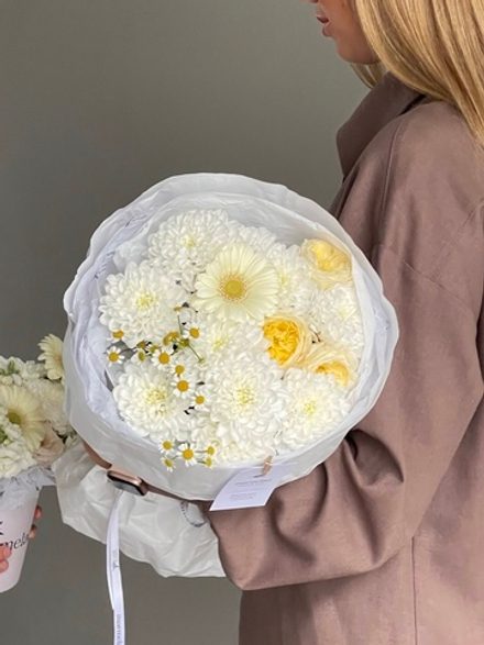 Букет из хризантемы, ромашки, герберы и кустовой пионовидной розы