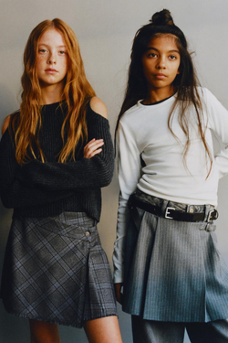 ZARA ВЯЗАНЫЙ СВИТЕР С ВЫРЕЗАМИ И ВЫШИТОЙ ЗВЕЗДОЙ, АНТРАЦИТОВО-СЕРЫЙ