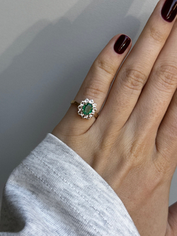 кольцо с изумрудом и белыми топазами