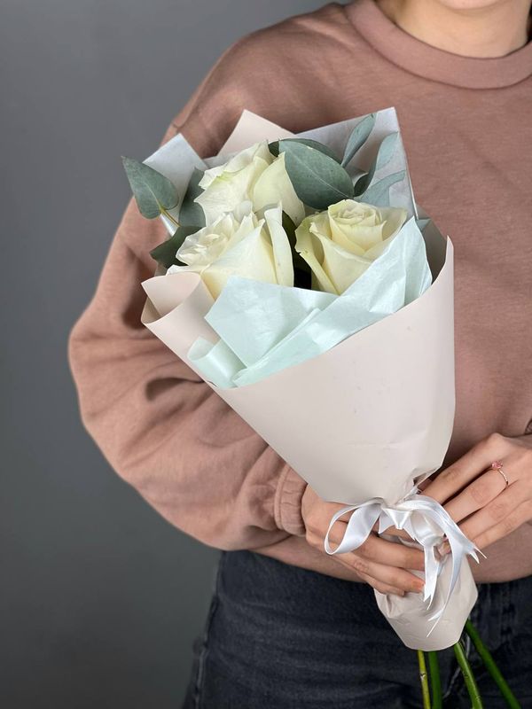 Букет-комплимент из премиальной розы Мондиаль и эвкалипта (40 см)