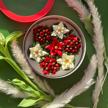 Роскошный красный букет в премиум-коробе — это гармоничное сочетание красоты и вкуса