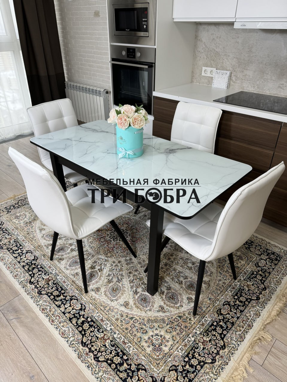 Стеклянный раздвижной стол "Итальянский мрамор" и стулья "ГУЧИ" белый