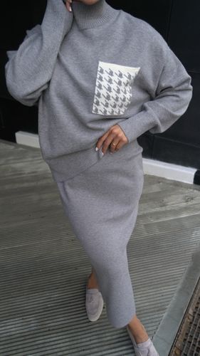 Серый трикотажный костюм с юбкой