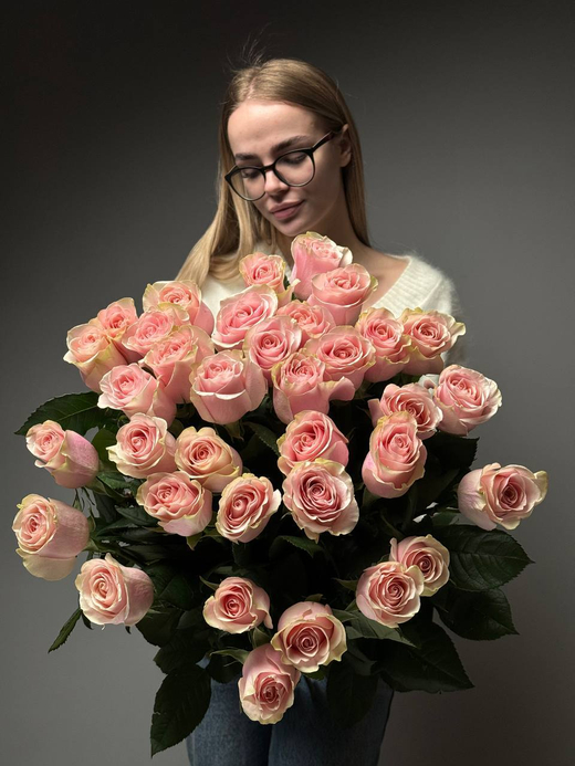 Букет из 35 розовых роз под ленту