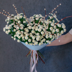 167. Стойкий праздничный букет с хризантемой сантини и вербой