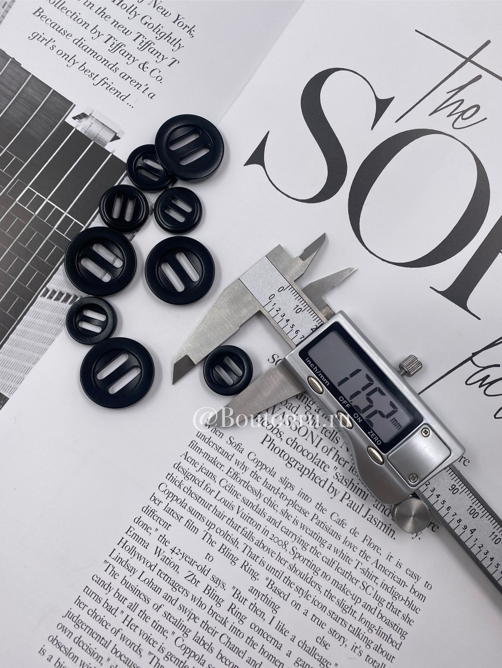 Пуговицы черные на два прокола с длинной прорезью (Канадские пуговицы)