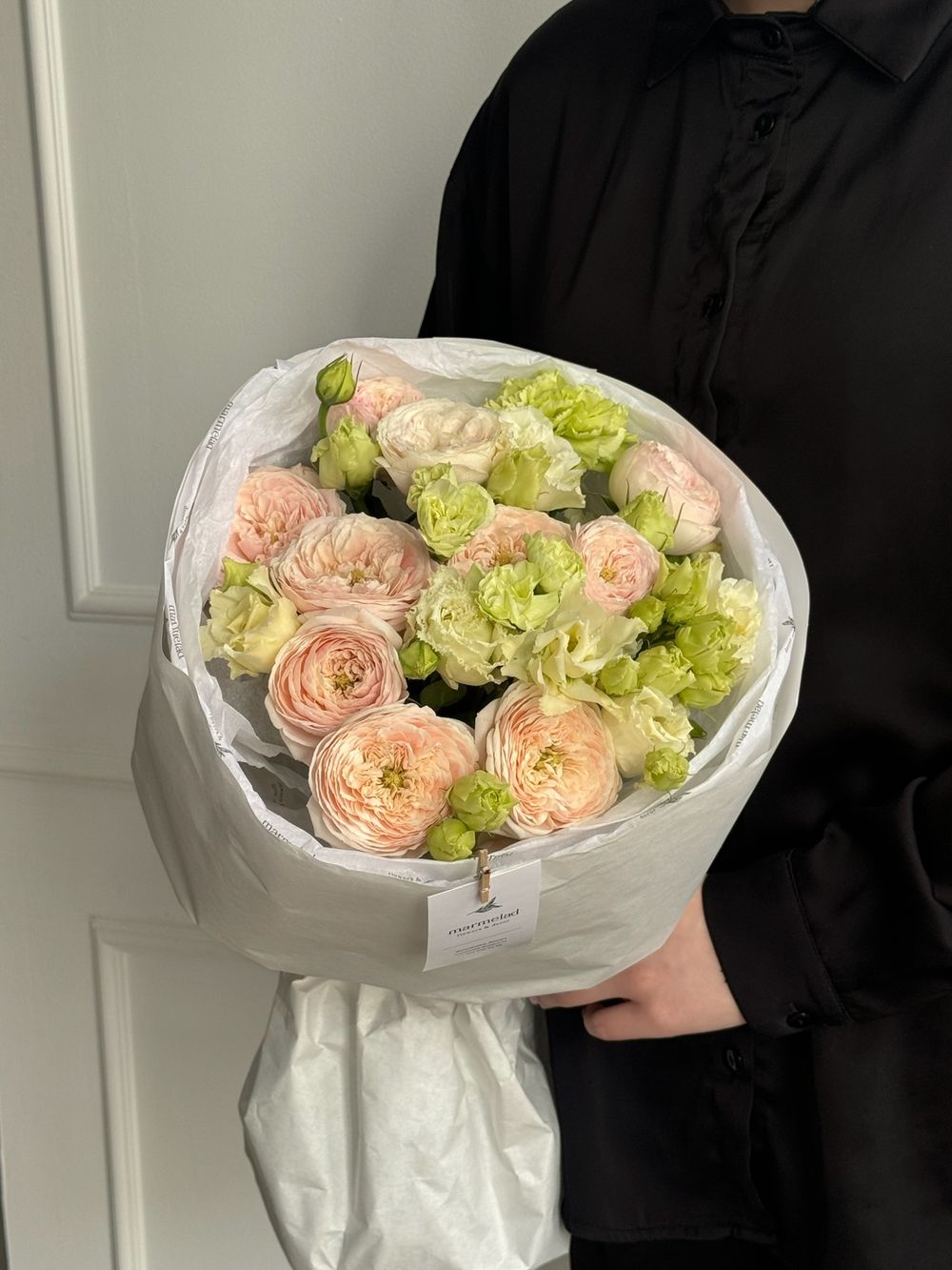 Букет сборный из кустовых пионовидных роз, лизиантуса и диантусов