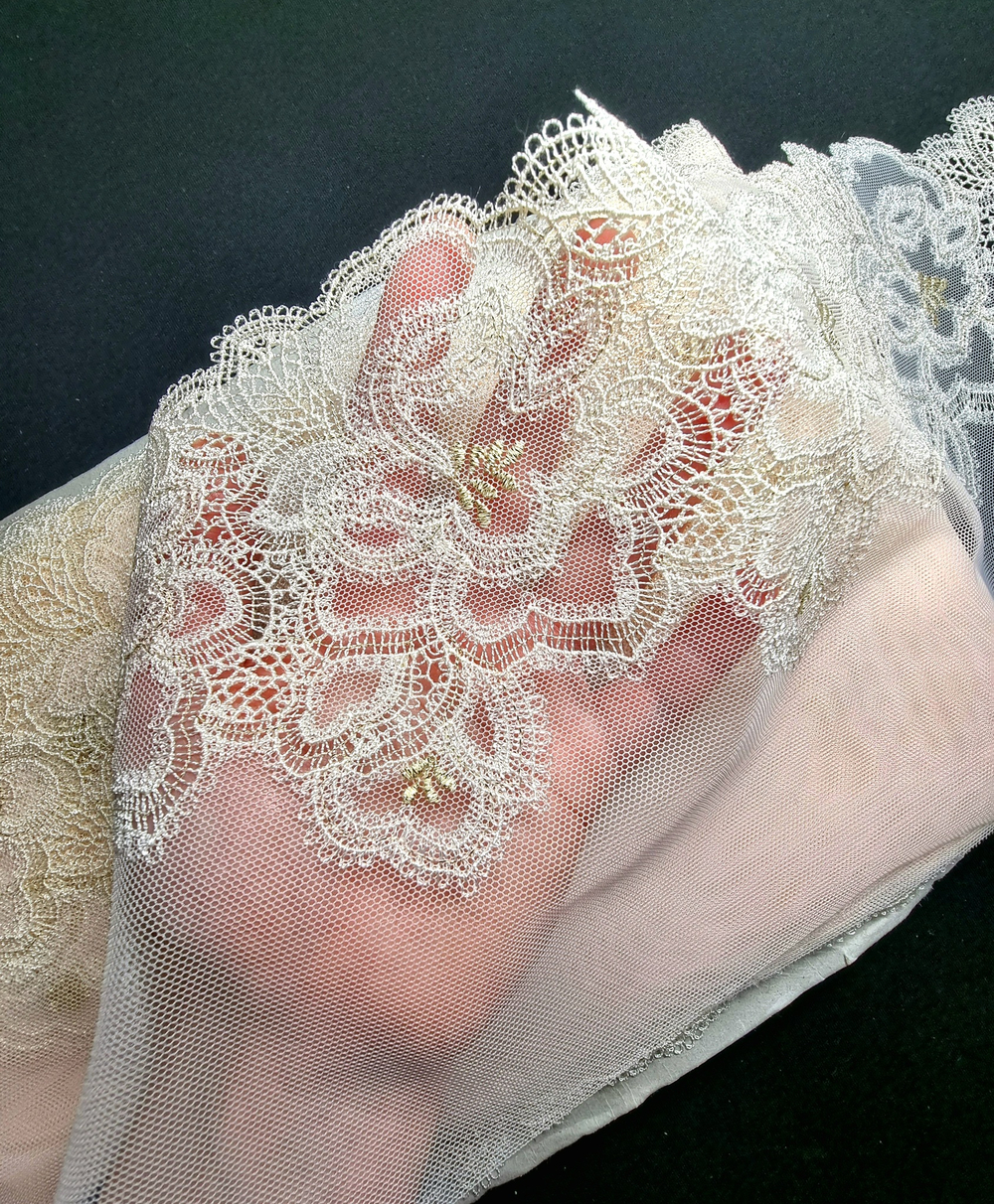 Вышивка на сетке нежно-розовая/золото К143 правая