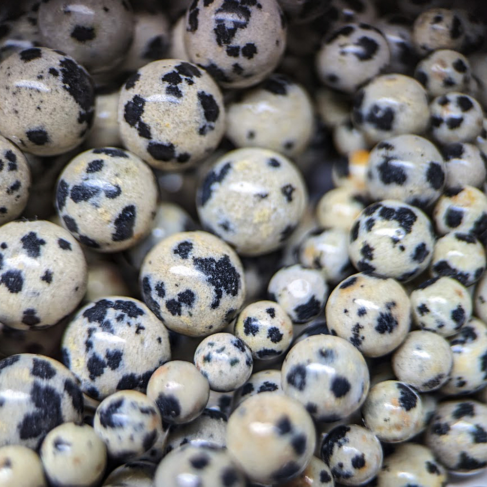 Аплит натуральный (Яшма далматин), 4,4мм, шар