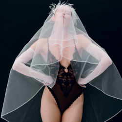 Объемный ободок с перьями, белый