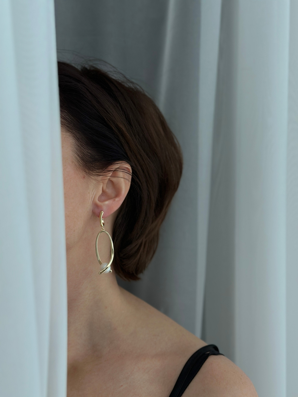 Серьги большие треугольники с белой жемчужиной, оттенок золото