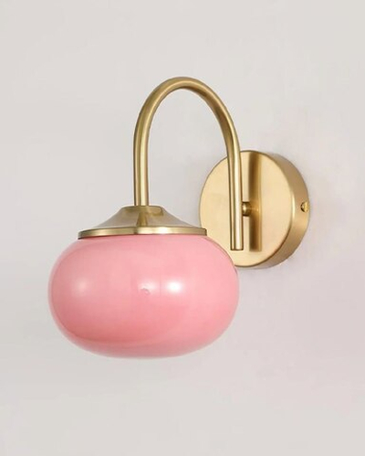 Настенные бра с розовыми шарообразными плафонами и золотым основанием