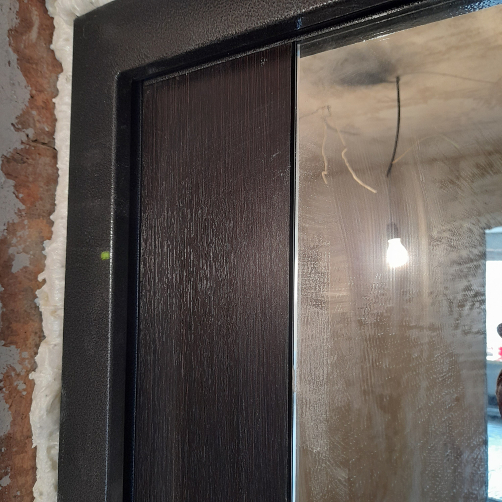 Входная дверь в квартиру с зеркалом STR МХ - 26 Гранит лава оникс, вставка нержавеющая сталь / Большое зеркало М15 Венге